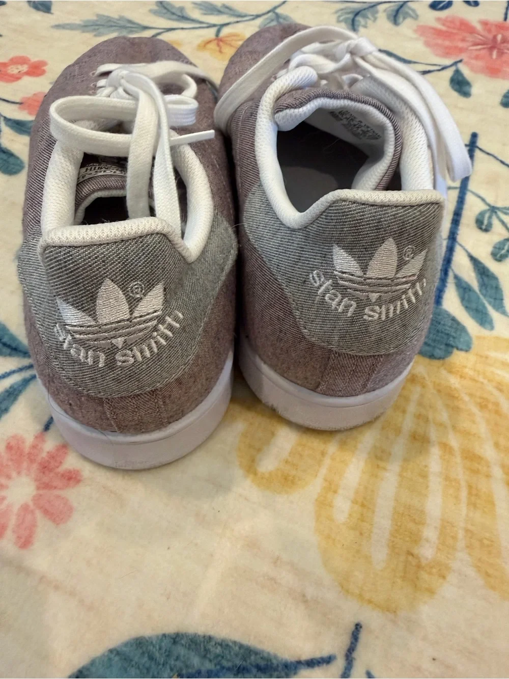adidas  Sam smith Men's Low-Top Sneakers in Light Mauve with White Laces